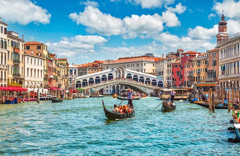 Obraz Wenecja, Kanał Grande z Mostem Rialto i gondolami - obrazy, fototapety, plakaty